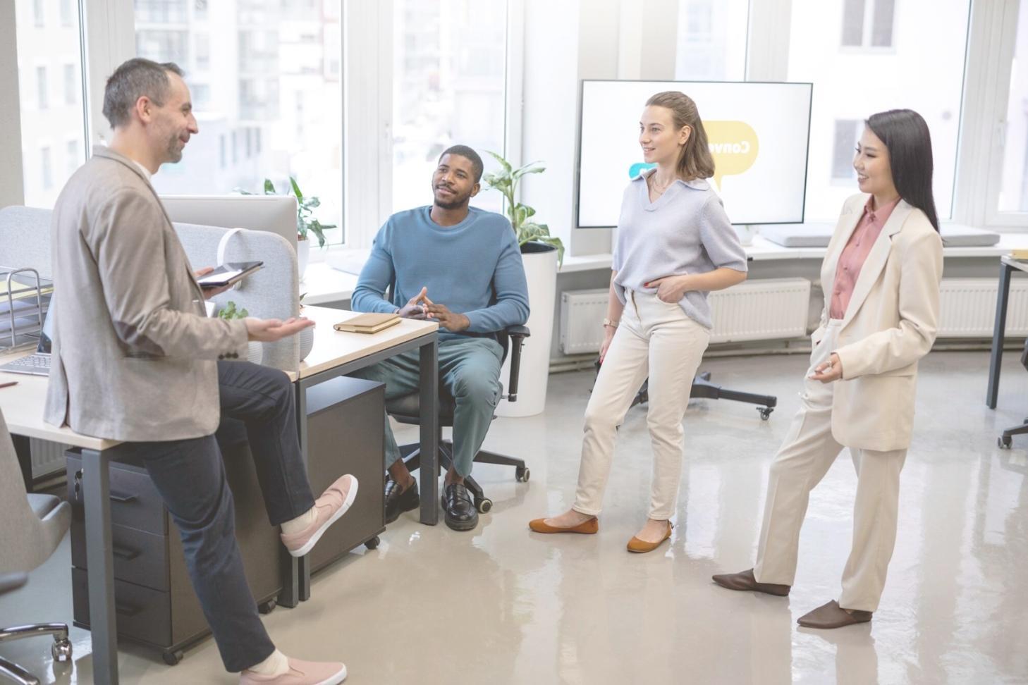 Professionelle Budgetberatung in modernem Büroumfeld