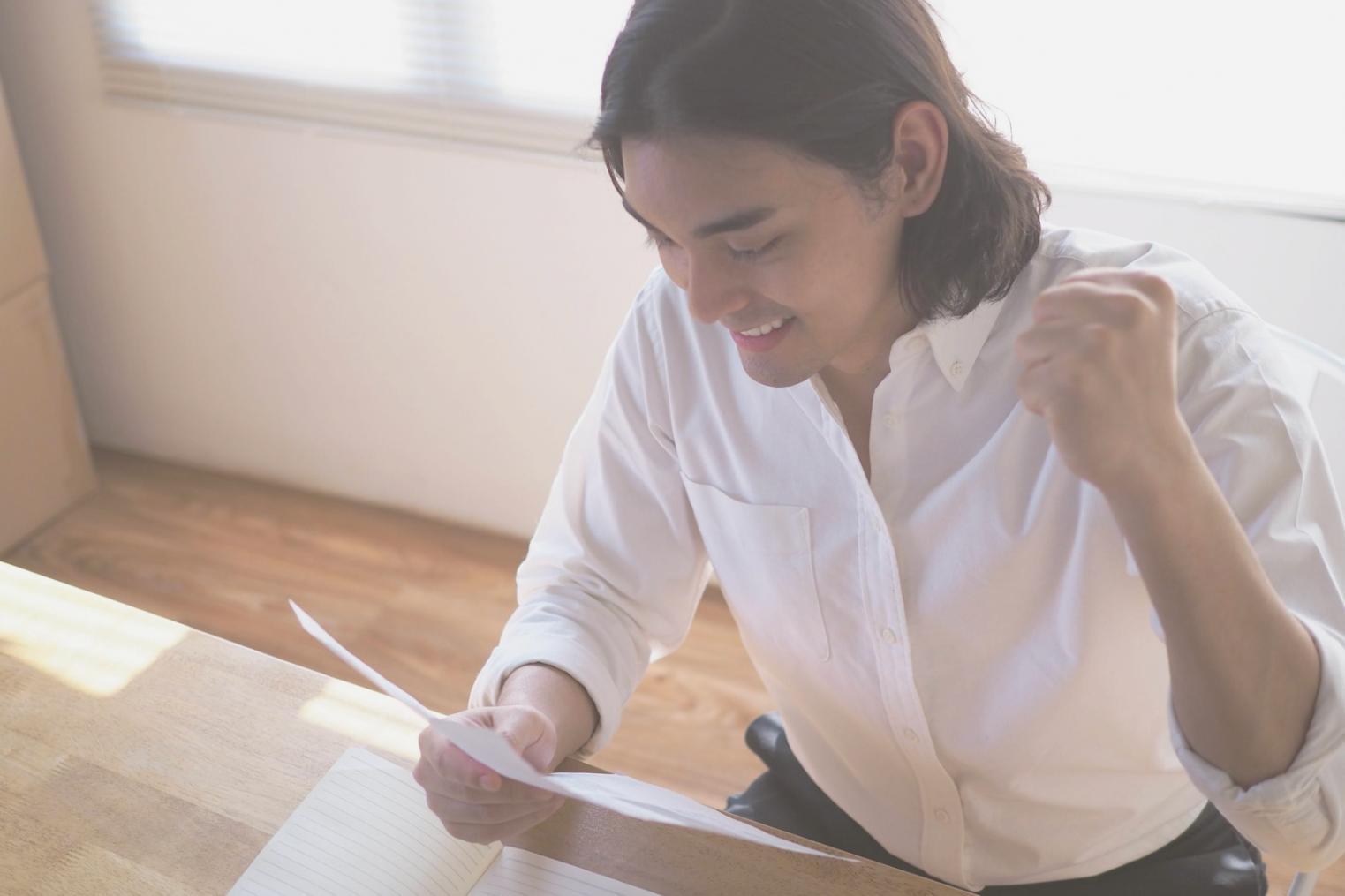 Professionelle Finanzberatung in modernen Büroräumen mit persönlicher Atmosphäre